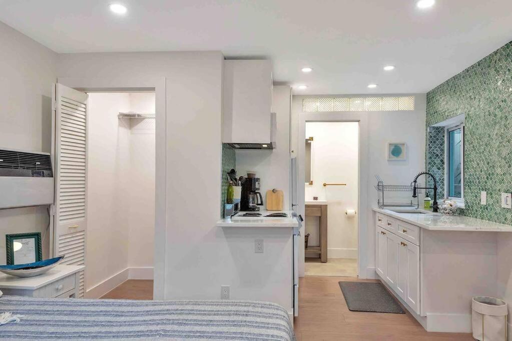 Charming Studio W Pool One Mile To Beach Pets Welcome 레이크워쓰 외부 사진